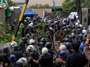 الشرطة تقتحم منزل عمران خان في لاهور بعيد مغادرته الى اسلام اباد للمثول أمام المحكمة