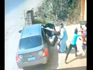 لحظة اختطاف طفل من أمه على يد عصابة في مصر