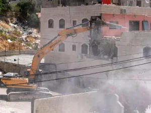 35 فلسطينيا معظمهم أطفال بلا مأوى بعد هدم اسرائيل بناية القدس