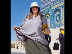 مستوطنة يهودية ترقص في الأقصى (فيديو)