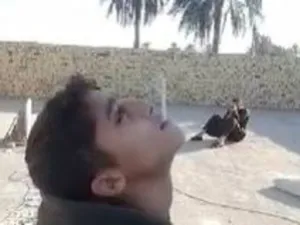 اعتقال عراقي ظهر في فيديو يطلق رصاصة على سيجارة في فم طفل