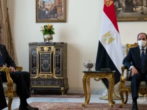 الرئيس المصري عبدالفتاح السيسي (يمين) ووزير الخارجية الاميركي انتوني بلينكن