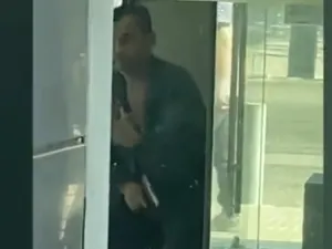 علي الساحلي حاملا مسدسا خلال اقتحامه مصرف "بي إل سي" في مدينة شتورة