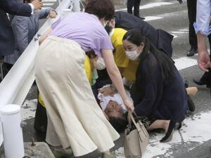 رئيس الوزراء الياباني السابق شينزو آبي في حالة حرجة إثر إصابته في إطلاق نار