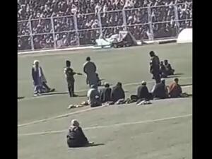 طالبان تجلد بالسياط تسعة رجال امام حشد في ملعب رياضي (فيديو)