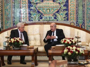الرئيس الجزائري عبد المجيد تبون مع نظيره الفلسطيني محمود عباس في الجزائر العاصمة