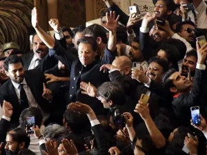 اضطرابات واسعة في باكستان بعد إقصاء عمر خان