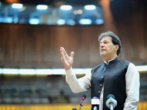 عمران خان يقبل على مضض حُكماً قضائياً بالتصويت لعزله