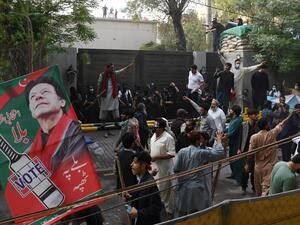 الشرطة الباكستانية تشتبك مع انصار عمران خان امام منزله في لاهور