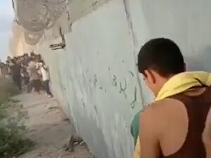 بالفيديو.. فلسطينيون يحاولون خطف سلاح جندي إسرائيلي على حدود غزة