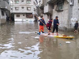 غزة تفيض بأمطار تجاوزت كمياتها في يومين ما يسقط خلال فصل كامل