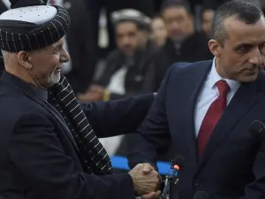 أمر الله صالح (يمين) والرئيس الأفغاني الهارب أشرف غني