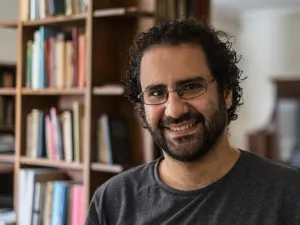 منع محامي علاء عبدالفتاح من مقابلته رغم حصوله على تصريح