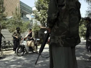 12 قتيلا بتفجير قرب مسجد في كابول تزامنا مع صلاة جنازة على والدة ذبيح الله مجاهد