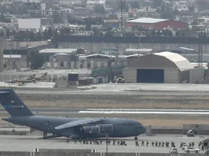 داعش يعلن المسؤولية عن الهجوم الصاروخي على مطار كابول