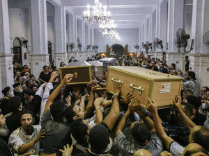 تشييع أحد ضحايا حريق كنيسة أبو سيفين