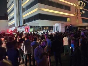 اهالي المرضى يتجمعون امام مستشفى الجاردنز عقب حادثة انقطاع التيار الكهربائي