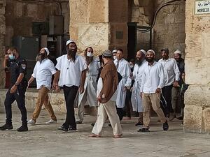 عشرات المستوطنين يقتمون المسجد الأقصى بحراسة القوات الاسرائيلية