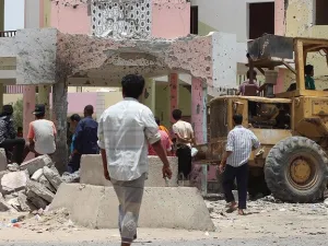 صاروخ حوثي يقتل خمسة مصلين داخل مسجد في شبوة (فيديو)