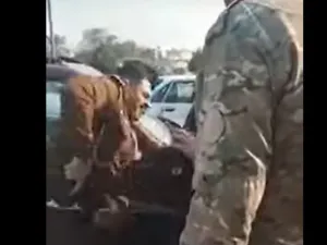 ضابط أمن عراقي يستل مسدسه خلال شجار مع مواطن بالشارع