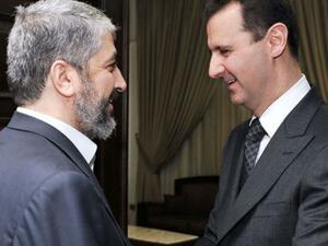 الرئيس السوري بشار الاسد (يمين) ورئيس المكتب السياسي لحركة حماس في الخارج، خالد مشعل