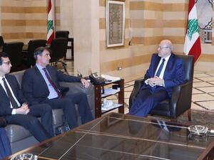 رئيس الوزراء اللبناني نجيب ميقاتي خلال استقباله وفدا من صندوق النقد الدولي