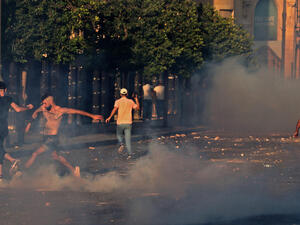 لبنان.. ازدحامات أمام المحطات واحتجاجات وقطع طرق بعد رفع دعم الوقود