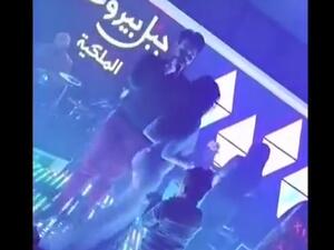 طفل آخر ينثر النقود على راقصات ملاهي كردستان العراق.. هل هي ظاهرة؟