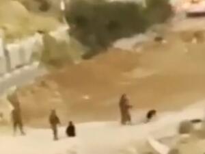 بالفيديو.. جنود اسرائيليون يضربون فلسطينيين بوحشية قرب رام الله