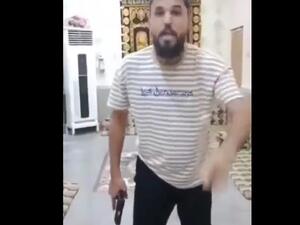 الناشط العراقي إحسان أبو كوثر في صورة مأخوذة من الفيديو الذي ظهر فيه وهو يطلق النار على نفسه