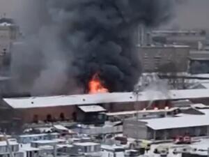 حريق هائل يأتي على مستودع تجاري كبير وسط موسكو