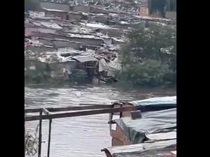 14 قتيلا في فيضان مباغت لنهر في جوهانسبورغ (فيديو)