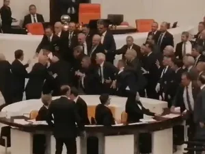 عراك وتضارب بالأيدي داخل البرلمان التركي (فيديو)