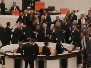 عراك وتضارب بالأيدي داخل البرلمان التركي (فيديو)