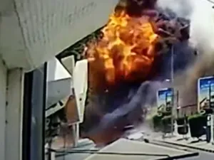 لحظة انفجار سيارة مفخخة استهدفت مسؤولا أمنيا كبيرا في عدن (فيديو)