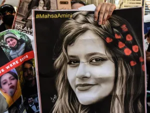 عائلة مهسا أميني تشكو المتسببين بوفاتها ونجل الشاه يشيد بالمتظاهرين