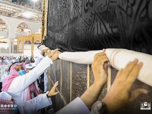 رفع الجزء السفلي من كسوة الكعبة استعدادا لموسم الحج