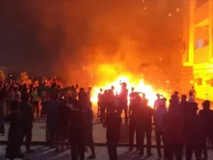محتجون يقتحمون مقر مجلس النواب الليبي بطبرق ويضرمون فيه النار