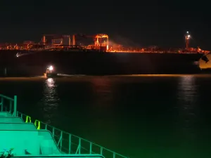 تعطل الملاحة في قناة السويس بعد جنوح ناقلة نفط عملاقة
