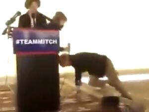 نقل ميتش ماكونيل للمستشفى بعد سقوطه على الارض (فيديو)