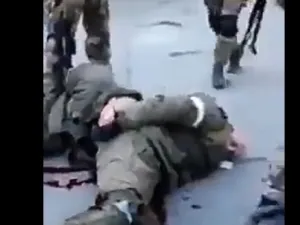 جنود اوكرانيون يطلقون النار على الاسرى الروس ويعذبونهم بوحشية