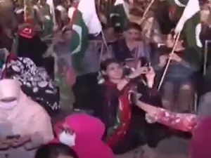 حشود ضخمة تكتسح شوارع باكستان دعما لعمران خان
