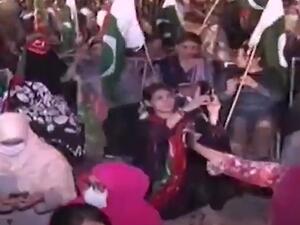 حشود ضخمة تكتسح شوارع باكستان دعما لعمران خان