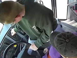 طفل ينقذ حافلة مدرسية مكتظة من كارثة محققة (فيديو)