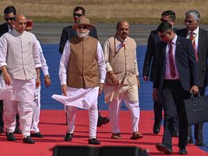 رئيس الوزراء الهندي ناريندرا مودي (الثاني من اليسار)