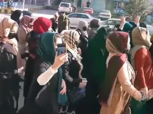 أفغانيات يتظاهرن في كابول للتنديد بمنعهن من ارتياد الجامعات