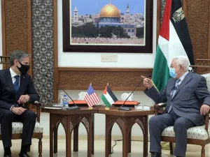 الرئيس الفلسطيني محمود عباس (يمين)ى مستقبلا وزير الخارجية الأمريكي أنتوني بلينكين في رام الله