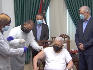 عباس يتلقى لقاح كورونا