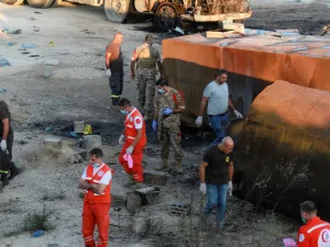 الجيش اللبناني يواصل مداهمة مخابئ الوقود وحرب اتهامات بين ساسة البلاد غداة انفجار عكار