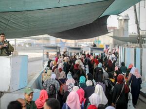 فلسطينيات يعبرن الحواجز الاسرائيلية للوصول الى المسحد الاقصى من اجل اداء صلاة الجمعة